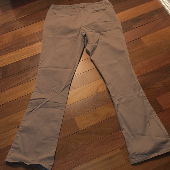 Women’s GAP bootcut khakis - Picture 3 of 4